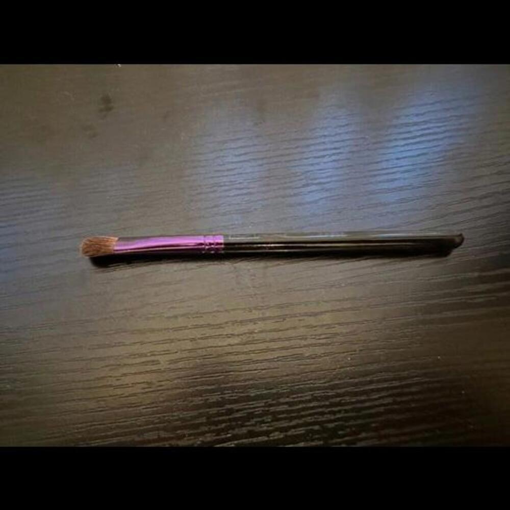 MAC 213SE Fluffy Eyeshadow Brush - Essential for Seamless Blending